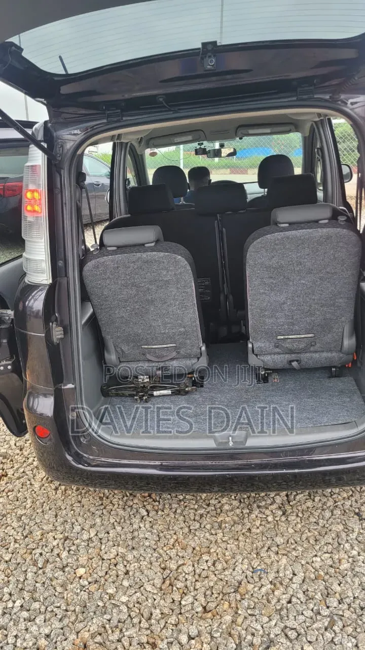 Toyota Sienta 2015 Gray