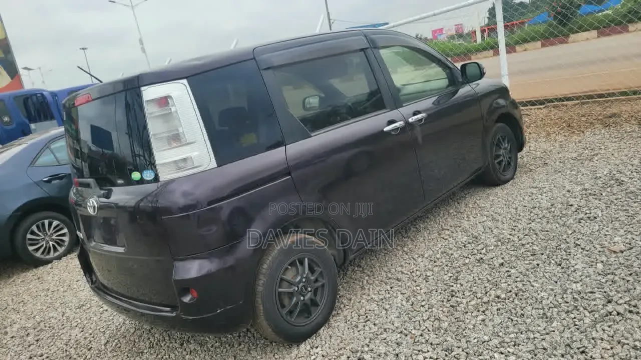 Toyota Sienta 2015 Gray