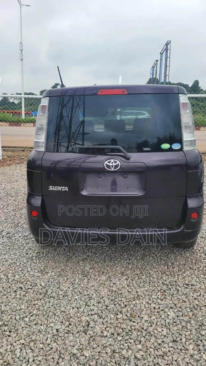 Toyota Sienta 2015 Gray