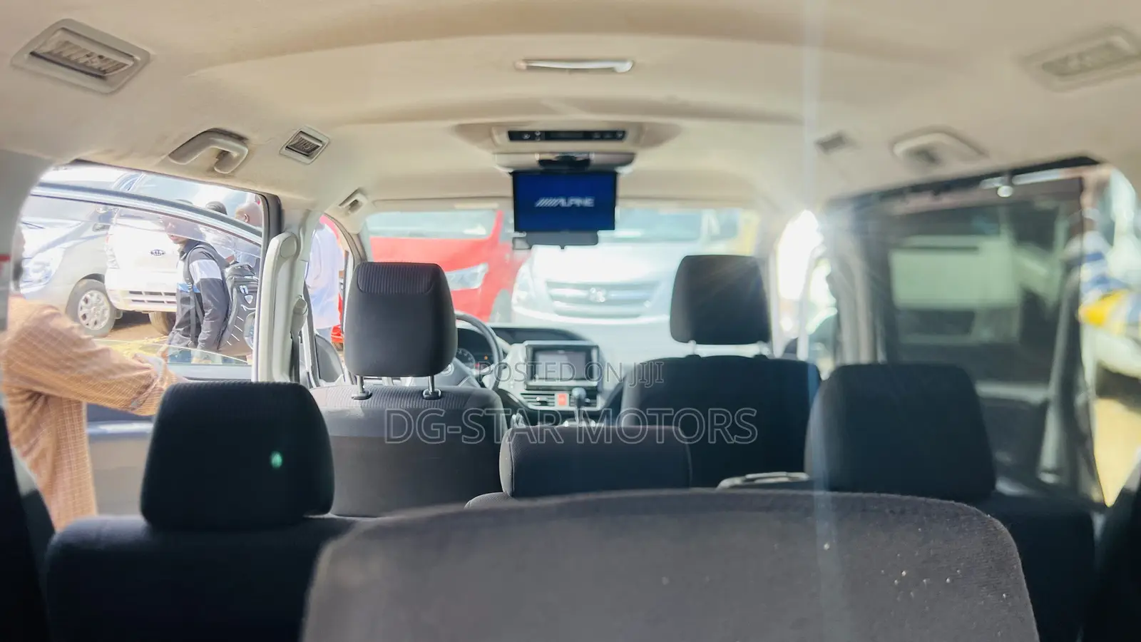 Toyota Voxy V 4WD 8-Seater 2015 White
