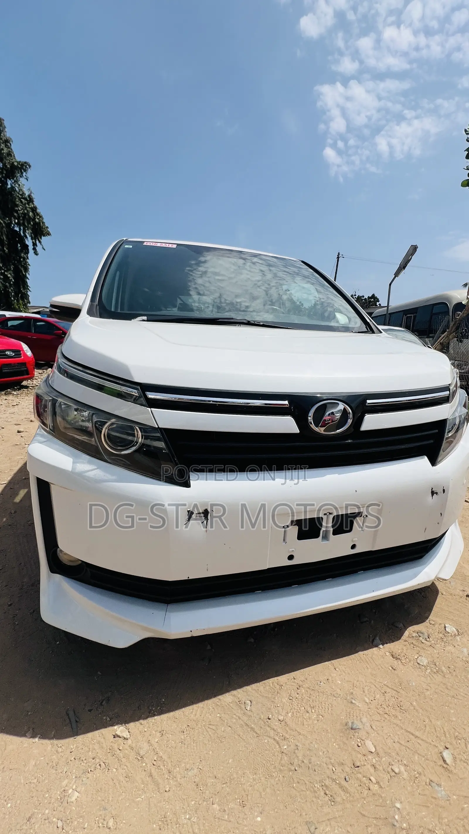 Toyota Voxy V 4WD 8-Seater 2015 White