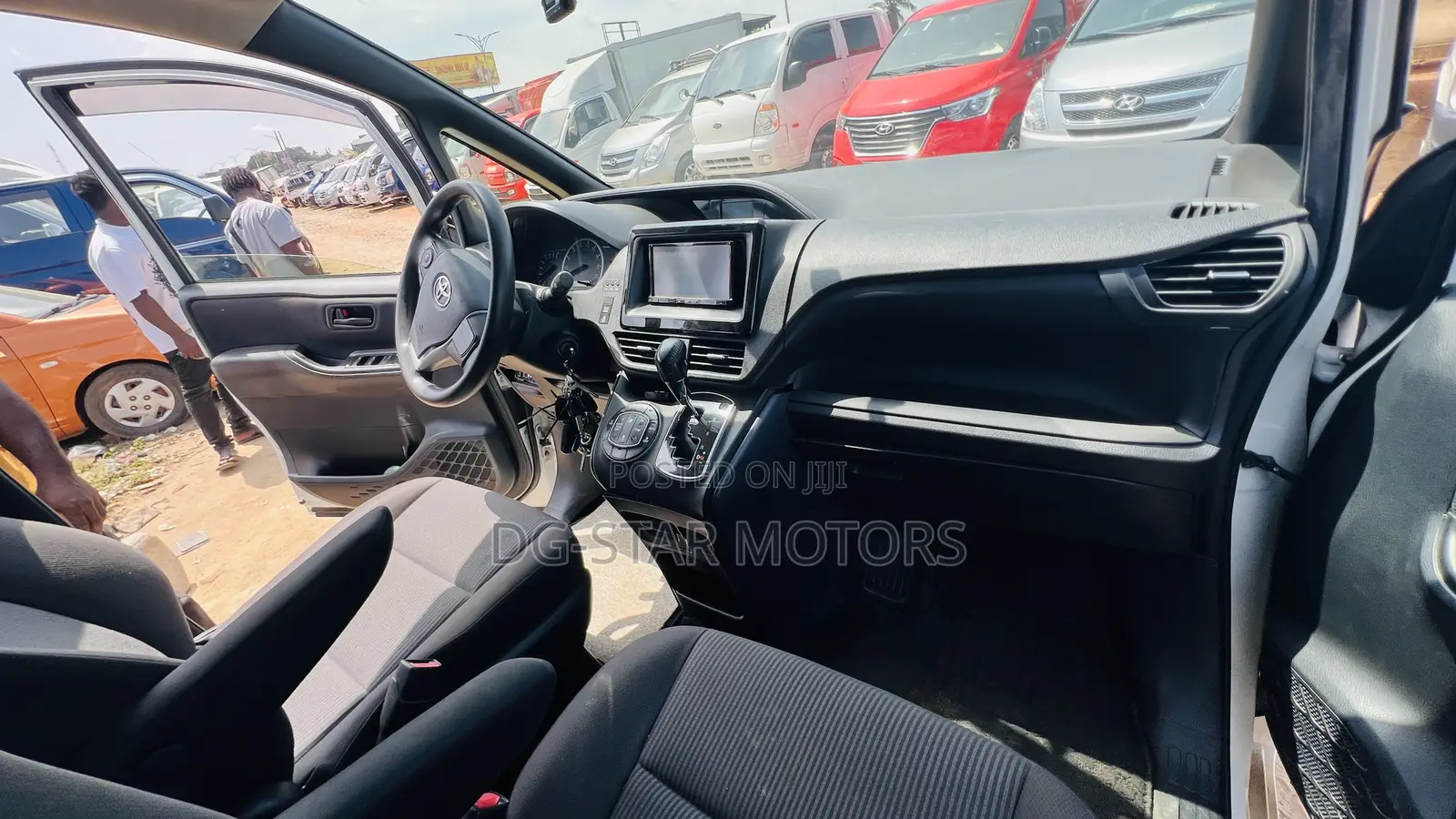 Toyota Voxy V 4WD 8-Seater 2015 White
