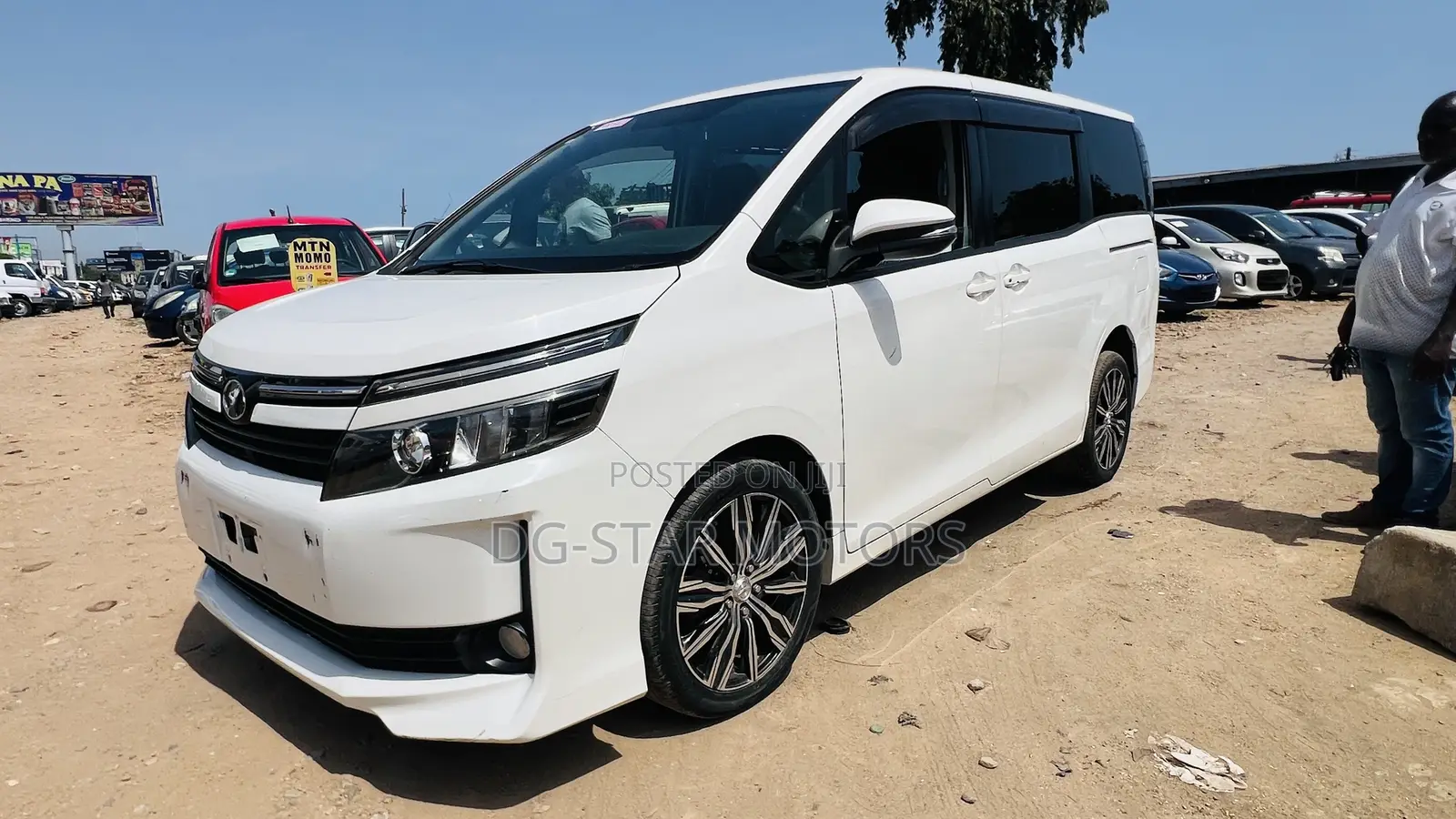 Toyota Voxy V 4WD 8-Seater 2015 White