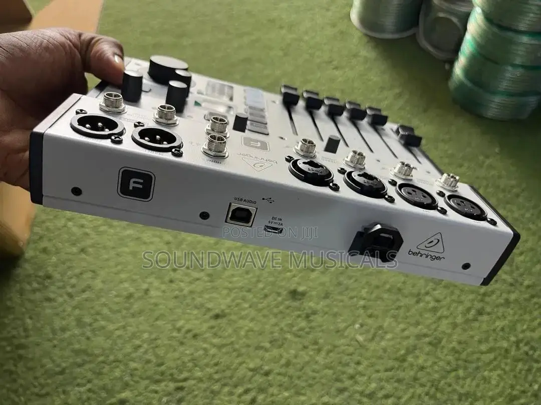 Beheringer FLOW 8 Digital Mixer With Bluetooth
