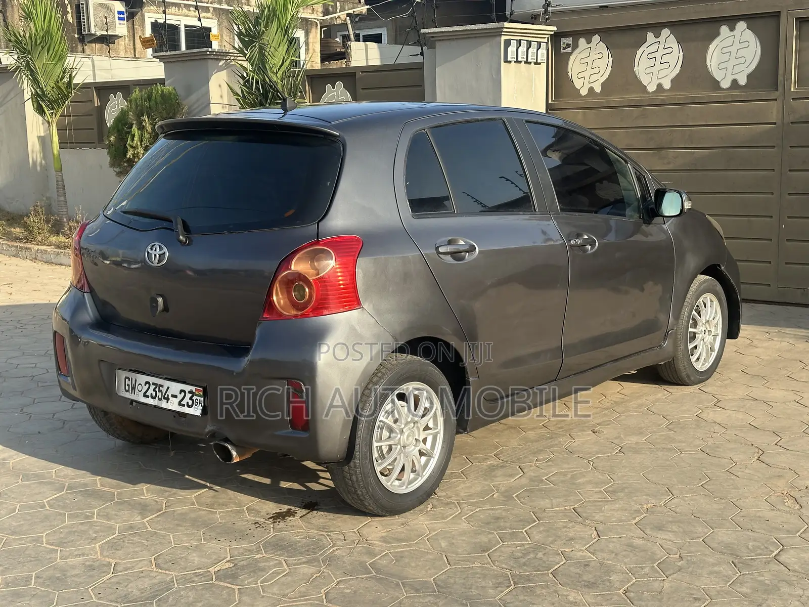 Toyota Vitz 1.3 FWD 3dr 2010 Gray