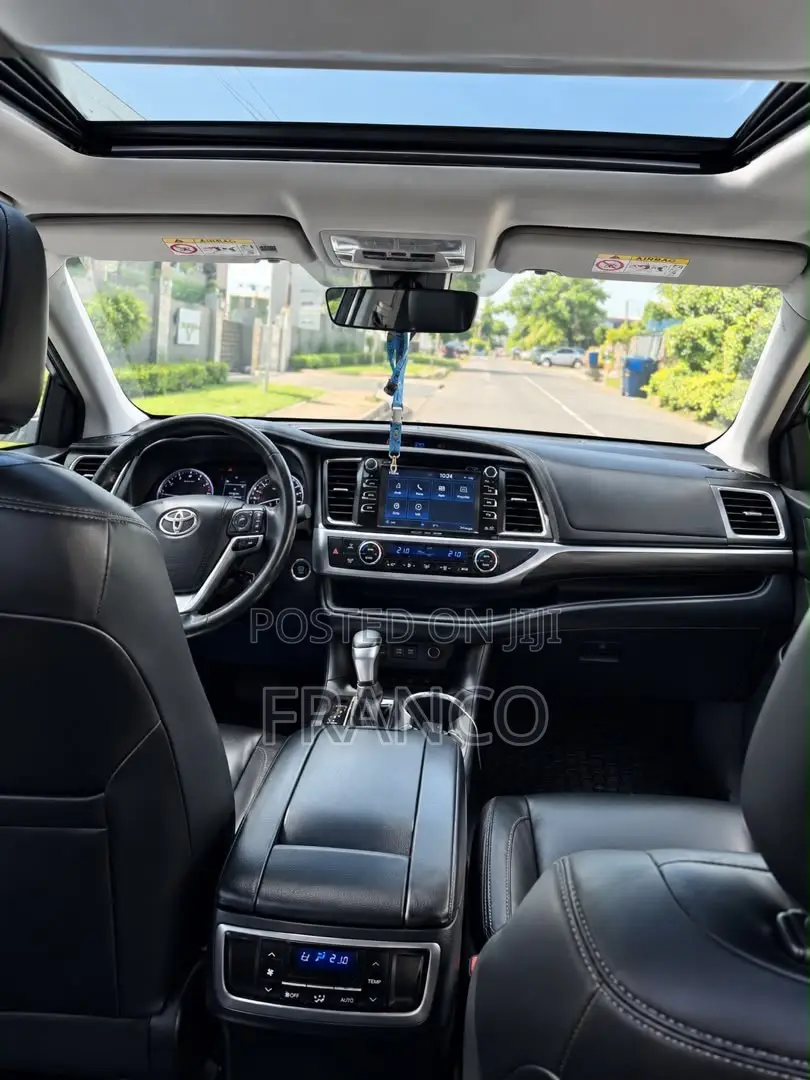 Toyota Highlander SE 4x2 V6 (3.5L 6cyl 8A) 2017 Black