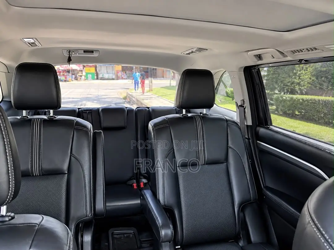 Toyota Highlander SE 4x2 V6 (3.5L 6cyl 8A) 2017 Black