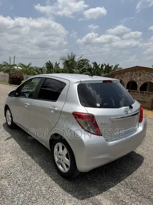 Toyota Vitz 1.3 FWD 5dr 2012 Gray