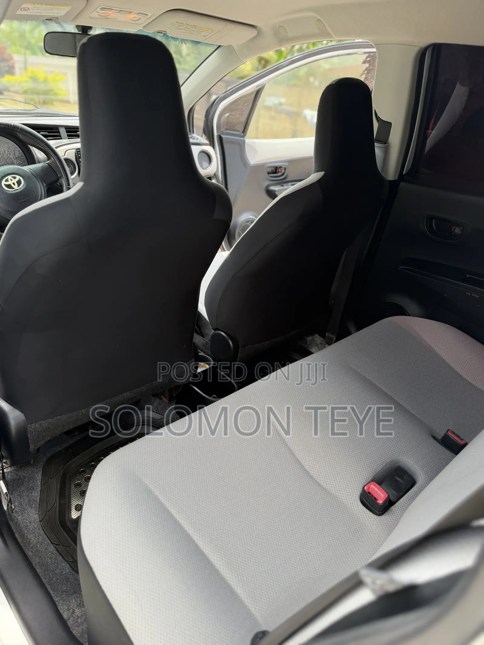 Toyota Vitz 1.3 FWD 5dr 2012 Gray
