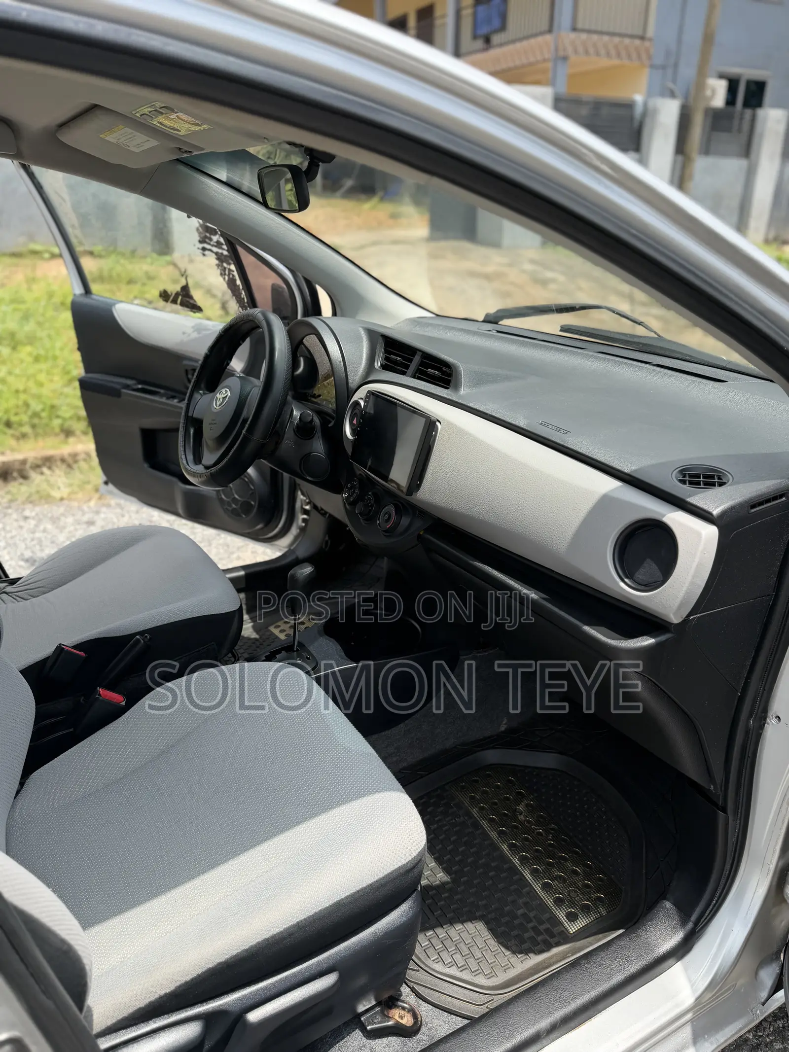 Toyota Vitz 1.3 FWD 5dr 2012 Gray