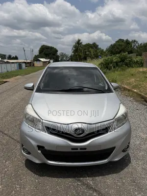 Toyota Vitz 1.3 FWD 5dr 2012 Gray