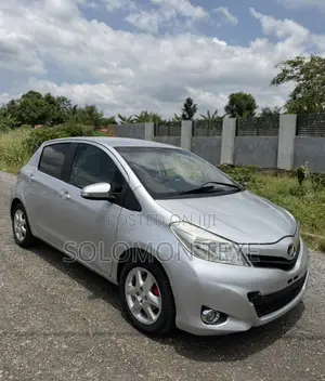 Toyota Vitz 1.3 FWD 5dr 2012 Gray