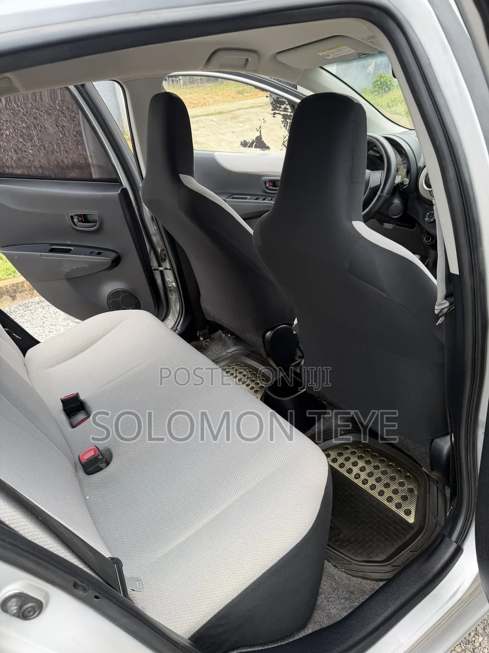 Toyota Vitz 1.3 FWD 5dr 2012 Gray