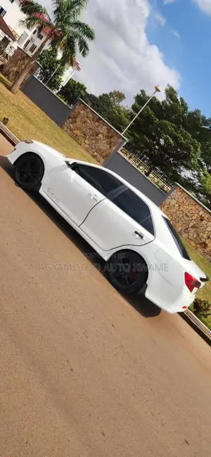 Toyota Camry SE 4dr Sedan (2.5L 4cyl 6A) 2013 White