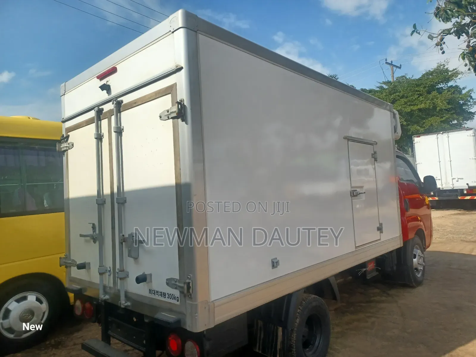 Truck Bongo Fridge Red 2020