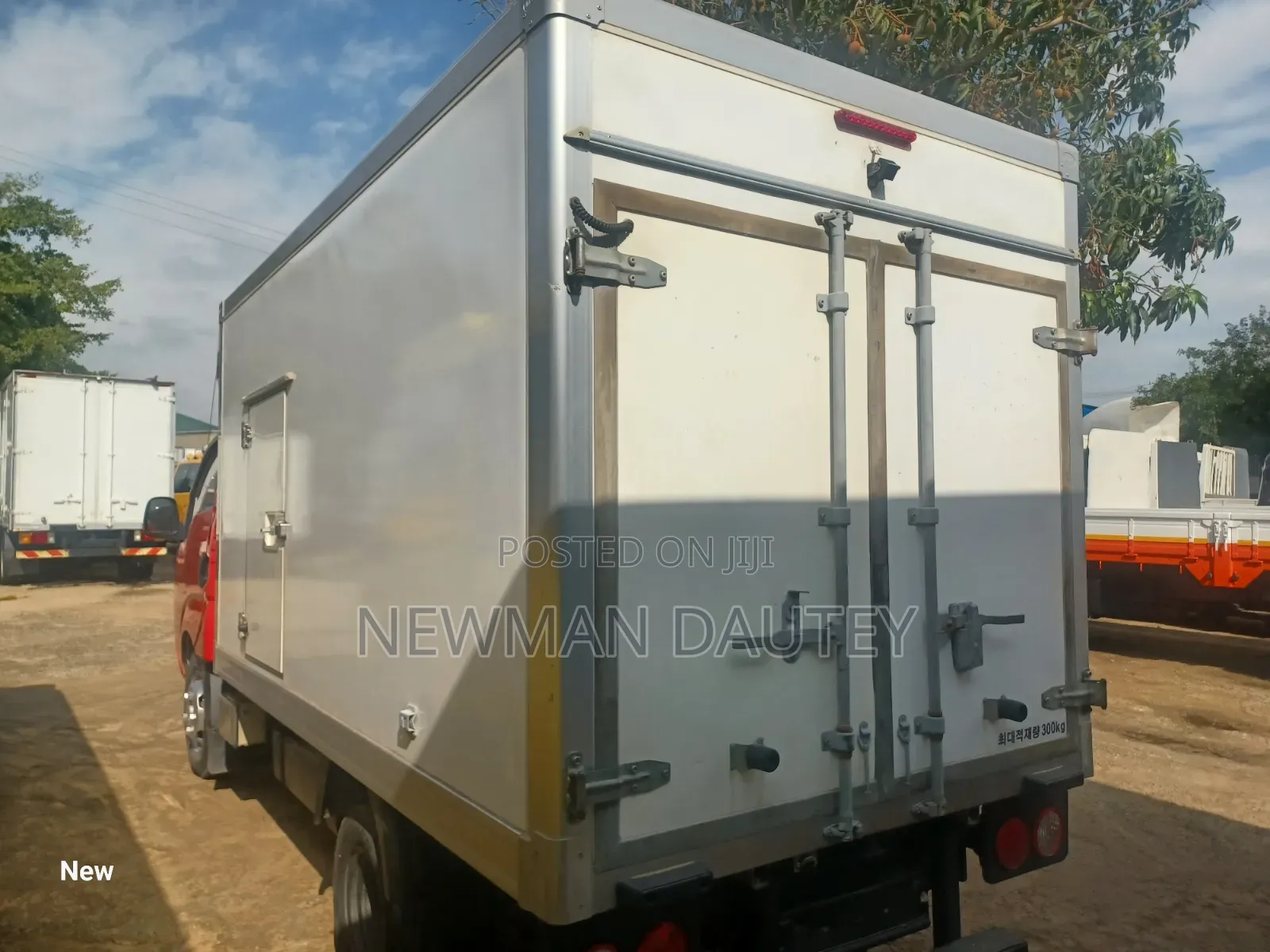 Truck Bongo Fridge Red 2020