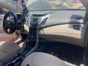 Hyundai Elantra SE 4dr Sedan (1.8L 4cyl 6M) 2014 Beige