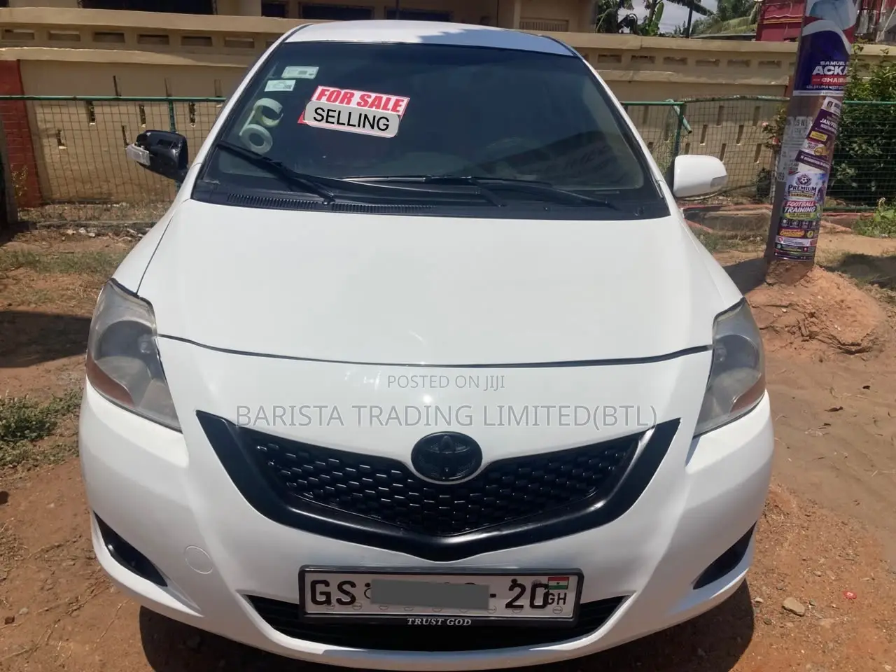 Toyota Yaris Base Sedan 4dr 2010 White