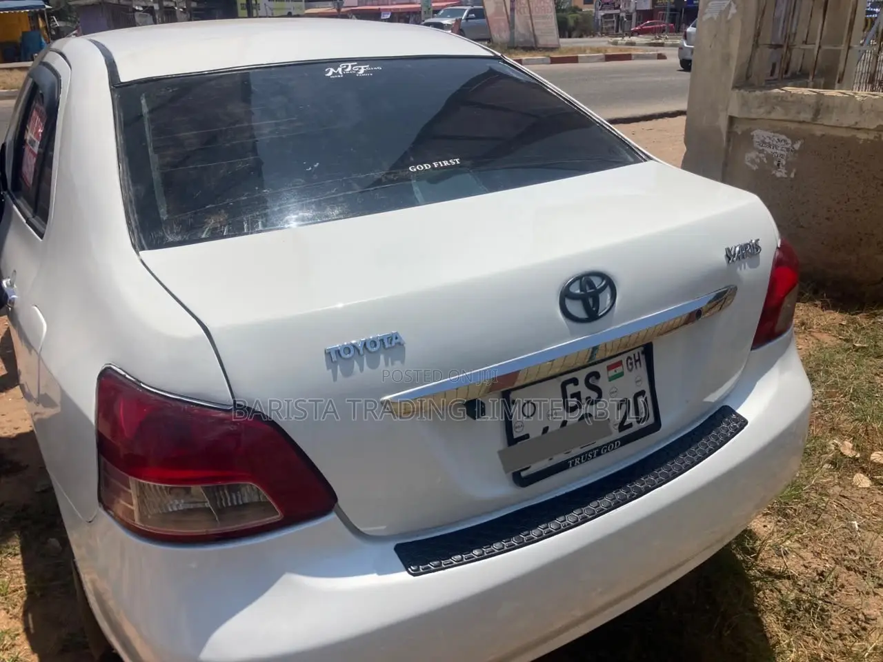 Toyota Yaris Base Sedan 4dr 2010 White