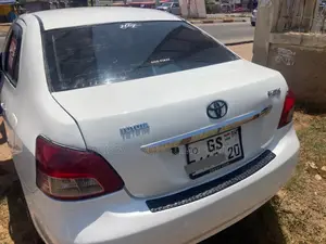 Toyota Yaris Base Sedan 4dr 2010 White