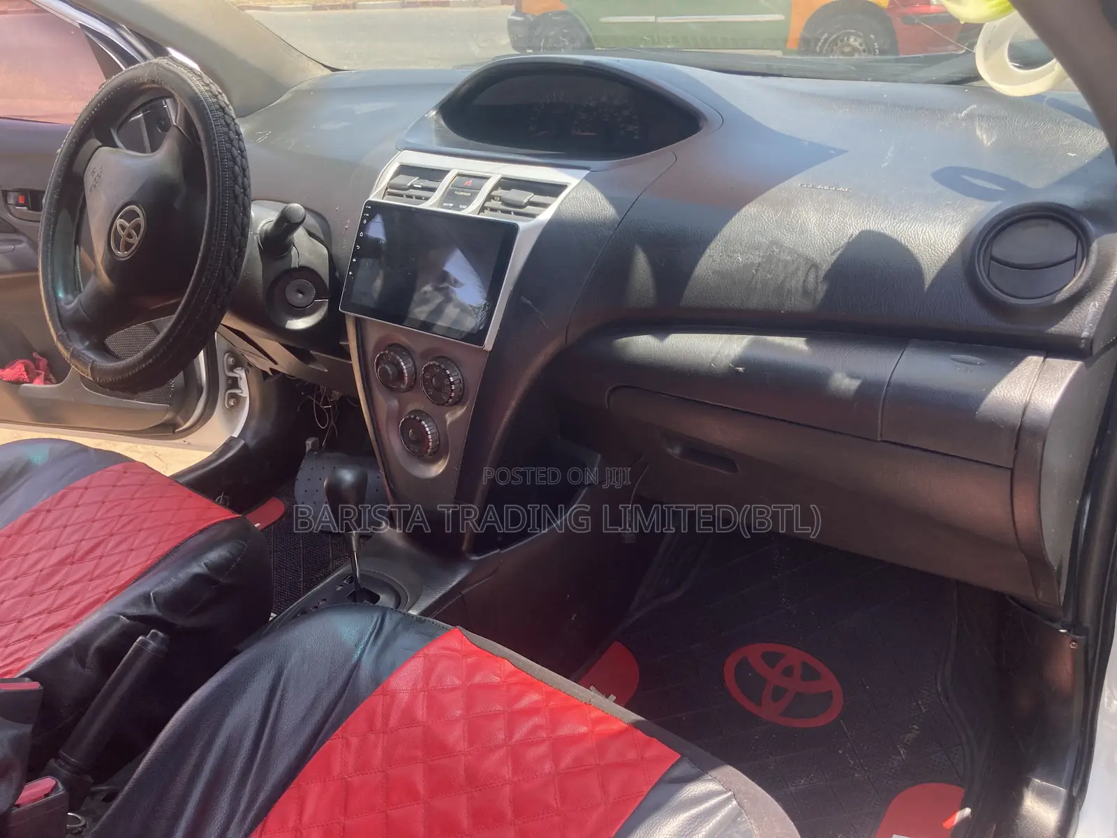 Toyota Yaris Base Sedan 4dr 2010 White