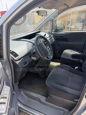 Toyota Voxy V 2WD 8-Seater 2010 Silver
