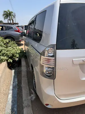 Toyota Voxy V 2WD 8-Seater 2010 Silver