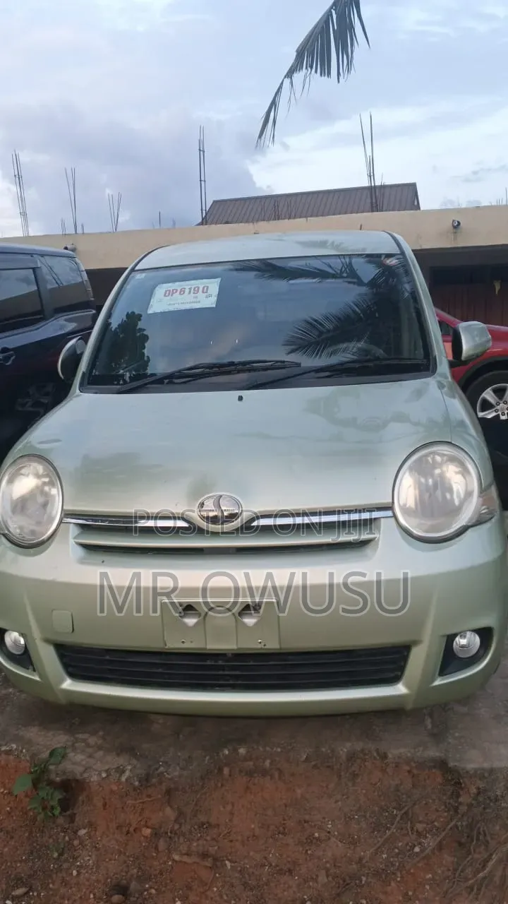 Toyota Sienta 1.5 AWD 2012 Pearl