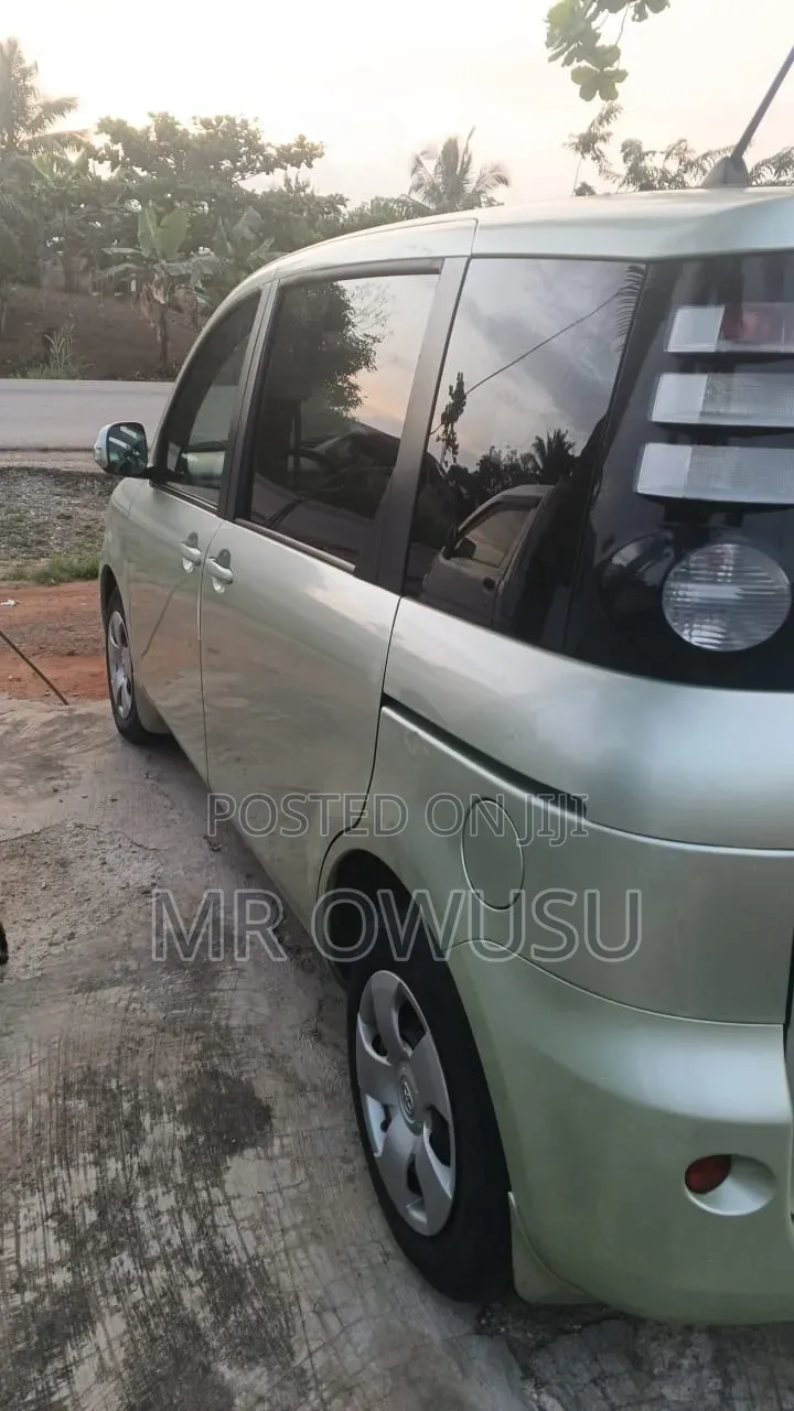 Toyota Sienta 1.5 AWD 2012 Pearl