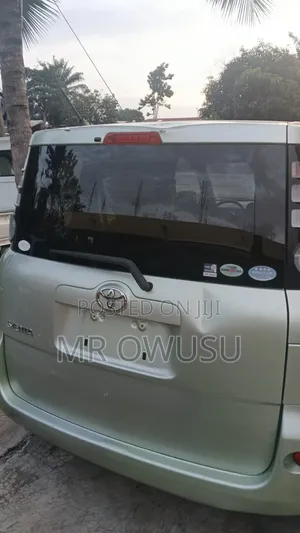 Toyota Sienta 1.5 AWD 2012 Pearl