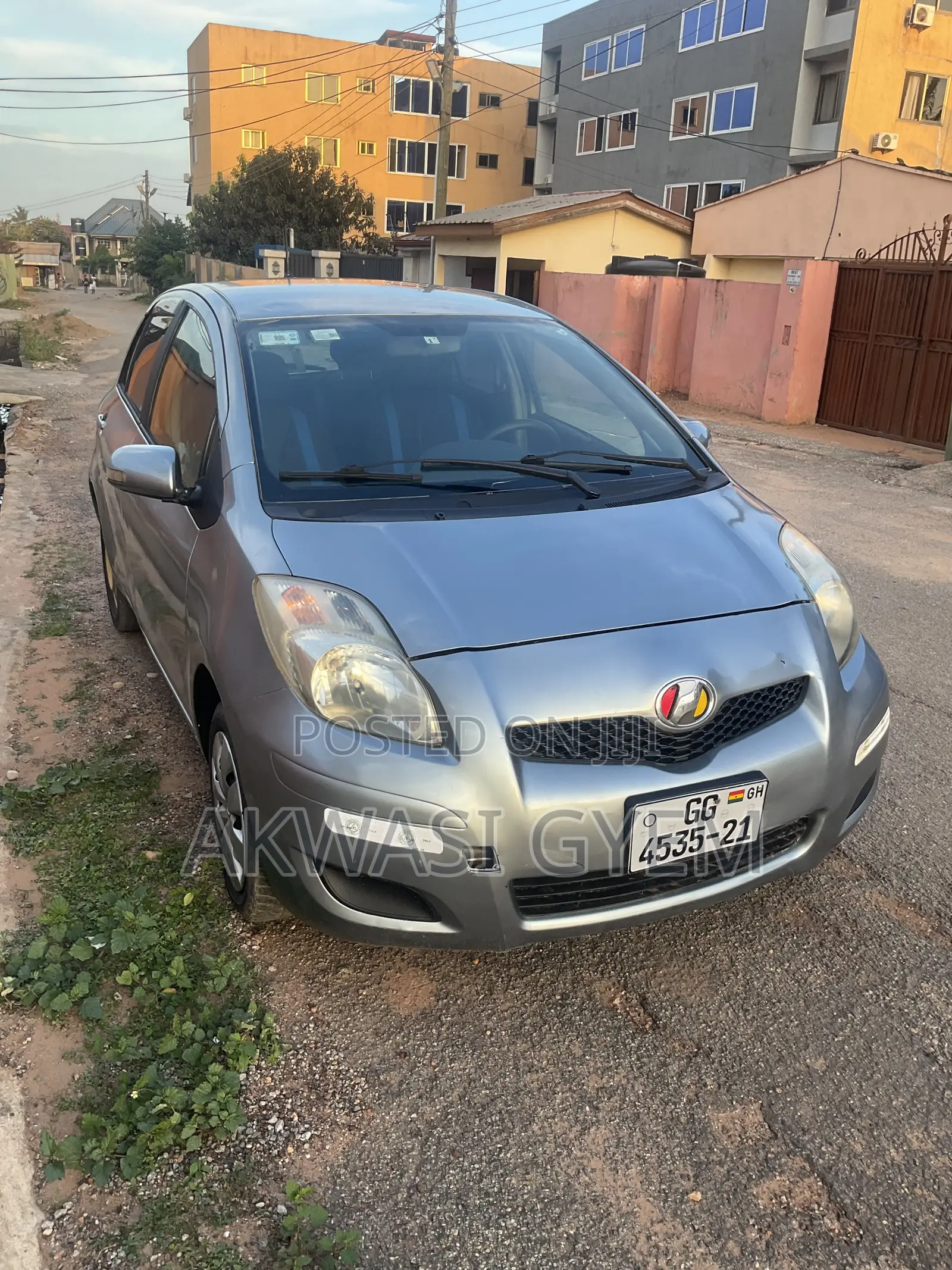 Toyota Vitz 1.0 FWD 5dr 2010 Silver
