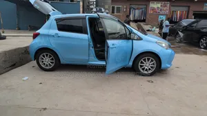 Toyota Vitz 1.3 AWD 5dr 2015 Blue