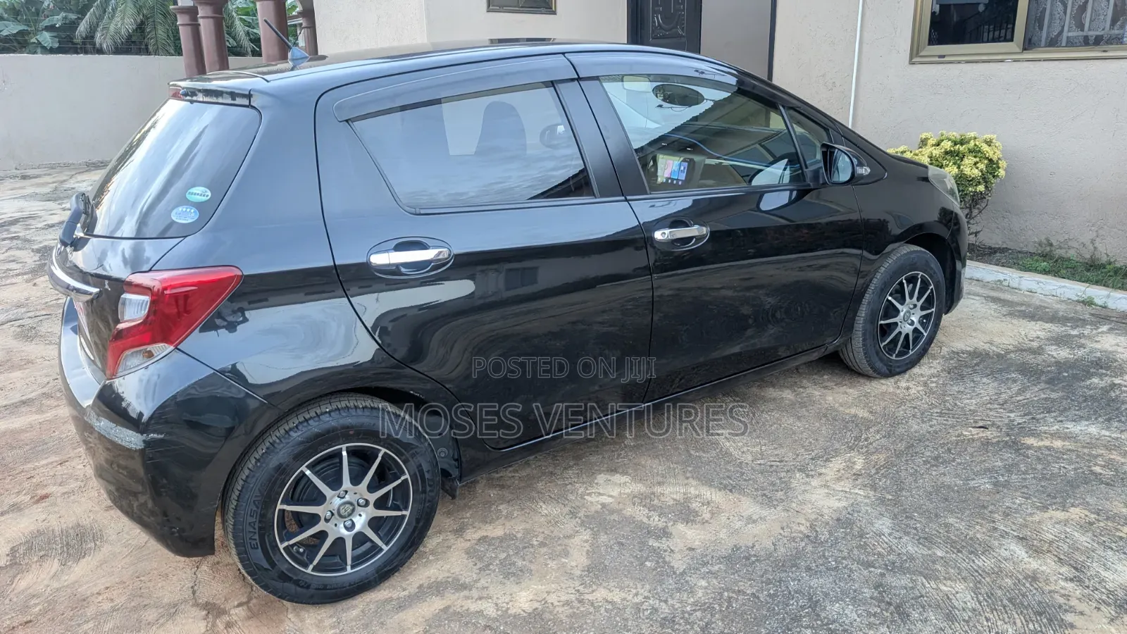 Toyota Vitz 1.3 FWD 5dr 2015 Black