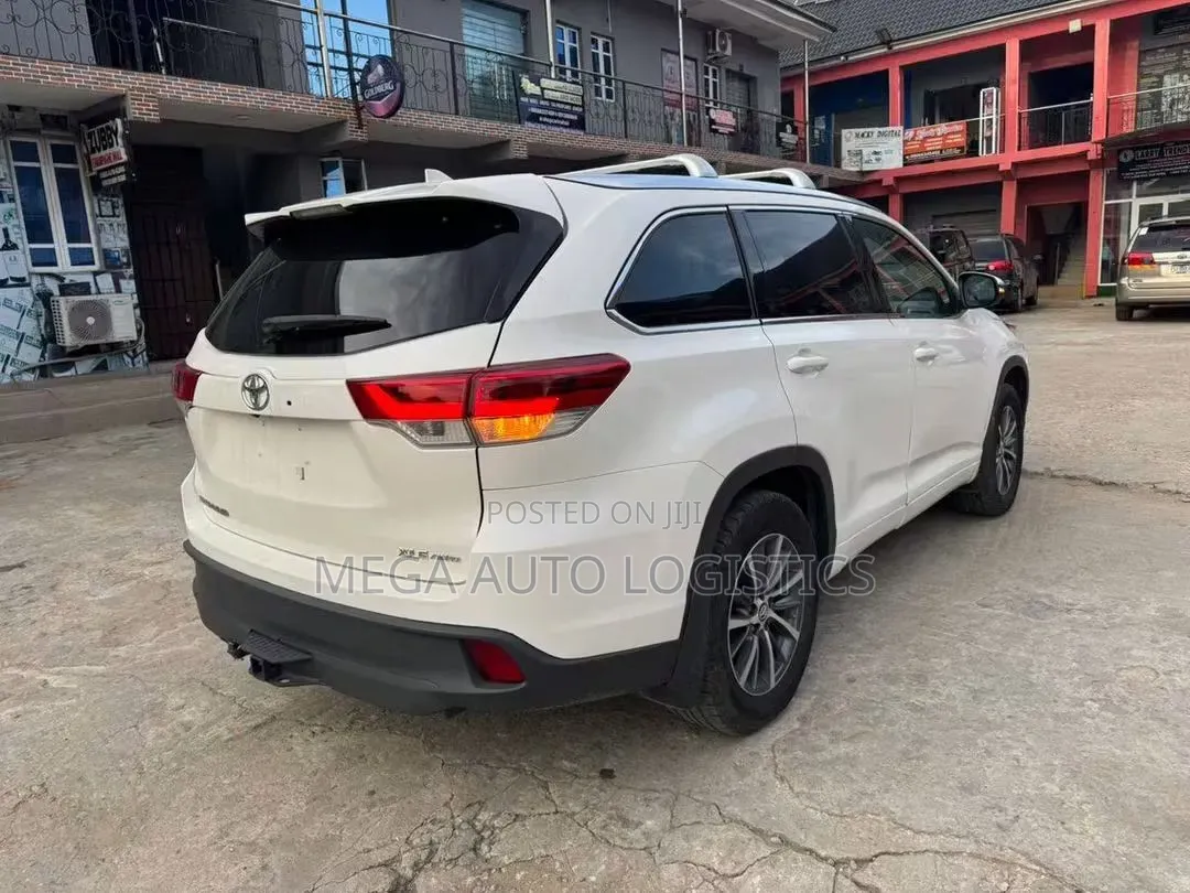 Toyota Highlander XLE 4x4 V6 (3.5L 6cyl 8A) 2018 White