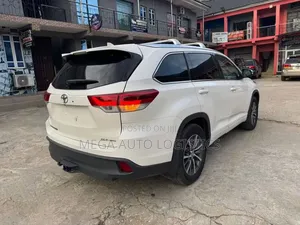 Toyota Highlander XLE 4x4 V6 (3.5L 6cyl 8A) 2018 White