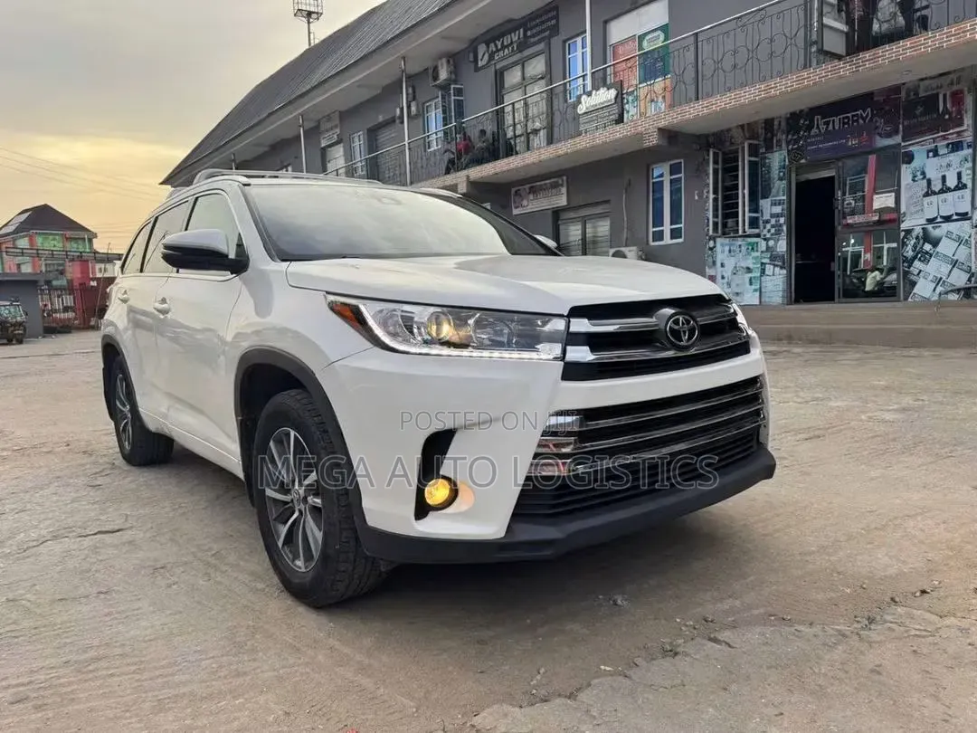 Toyota Highlander XLE 4x4 V6 (3.5L 6cyl 8A) 2018 White