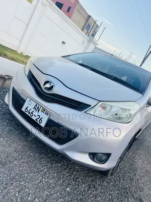 Toyota Vitz 1.3 AWD 5dr 2012 Gold