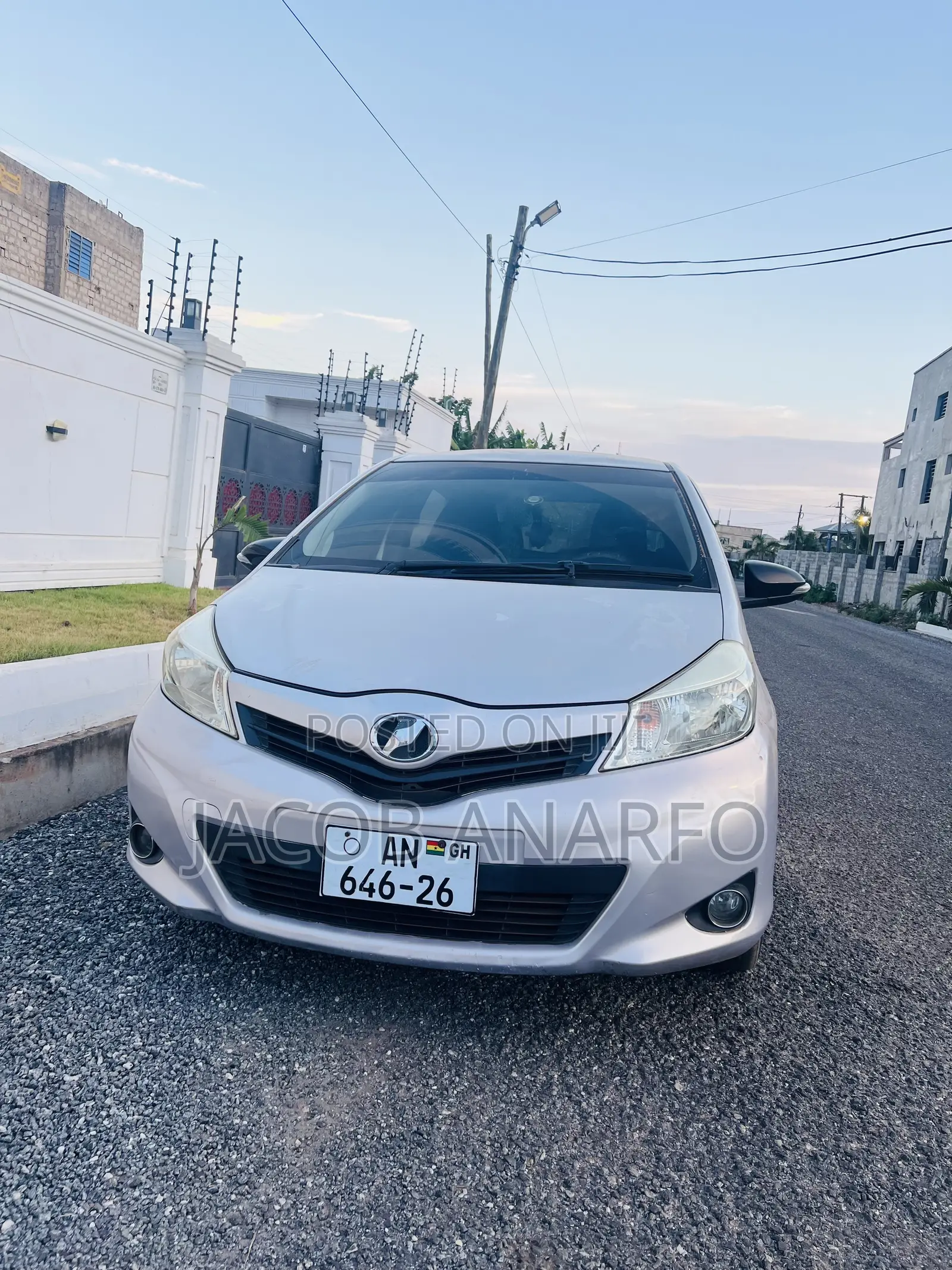 Toyota Vitz 1.3 AWD 5dr 2012 Gold