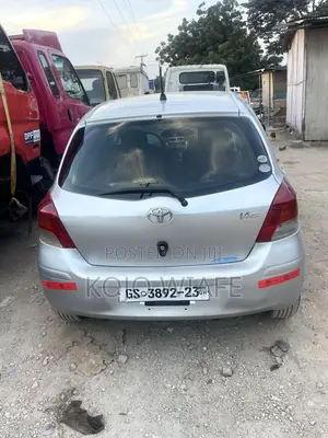 Toyota Vitz 1.3 AWD 3dr 2010 Burgundy