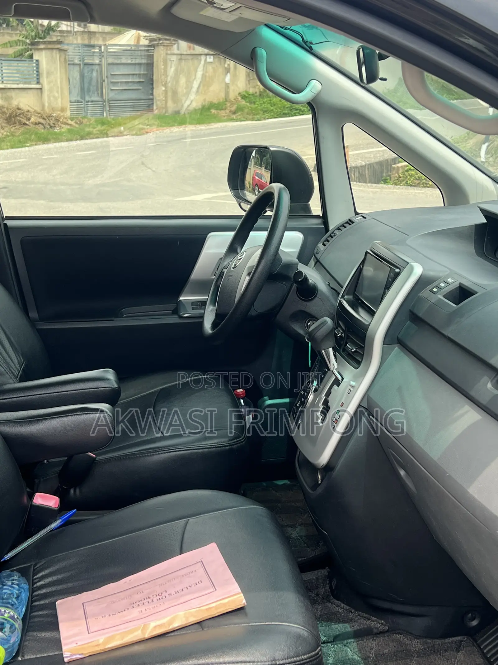Toyota Voxy V 2WD 7-Seater 2012 Black