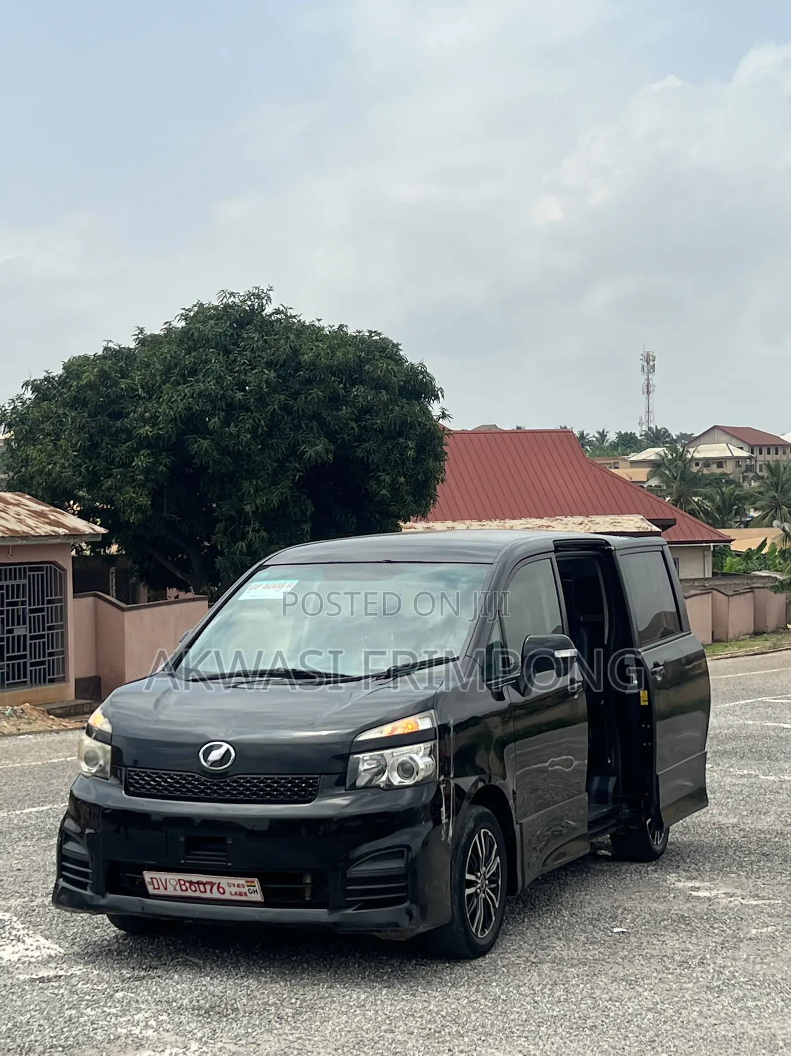 Toyota Voxy V 2WD 7-Seater 2012 Black