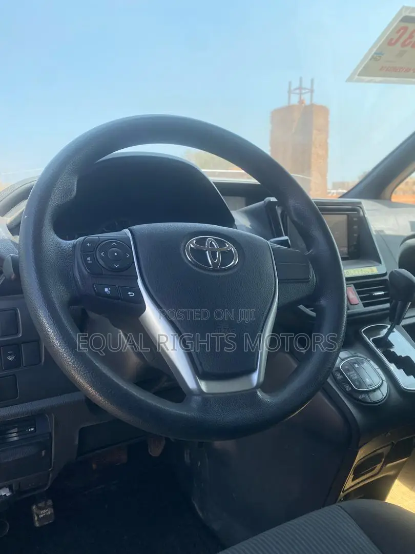 2014 Toyota Voxy 2.0L