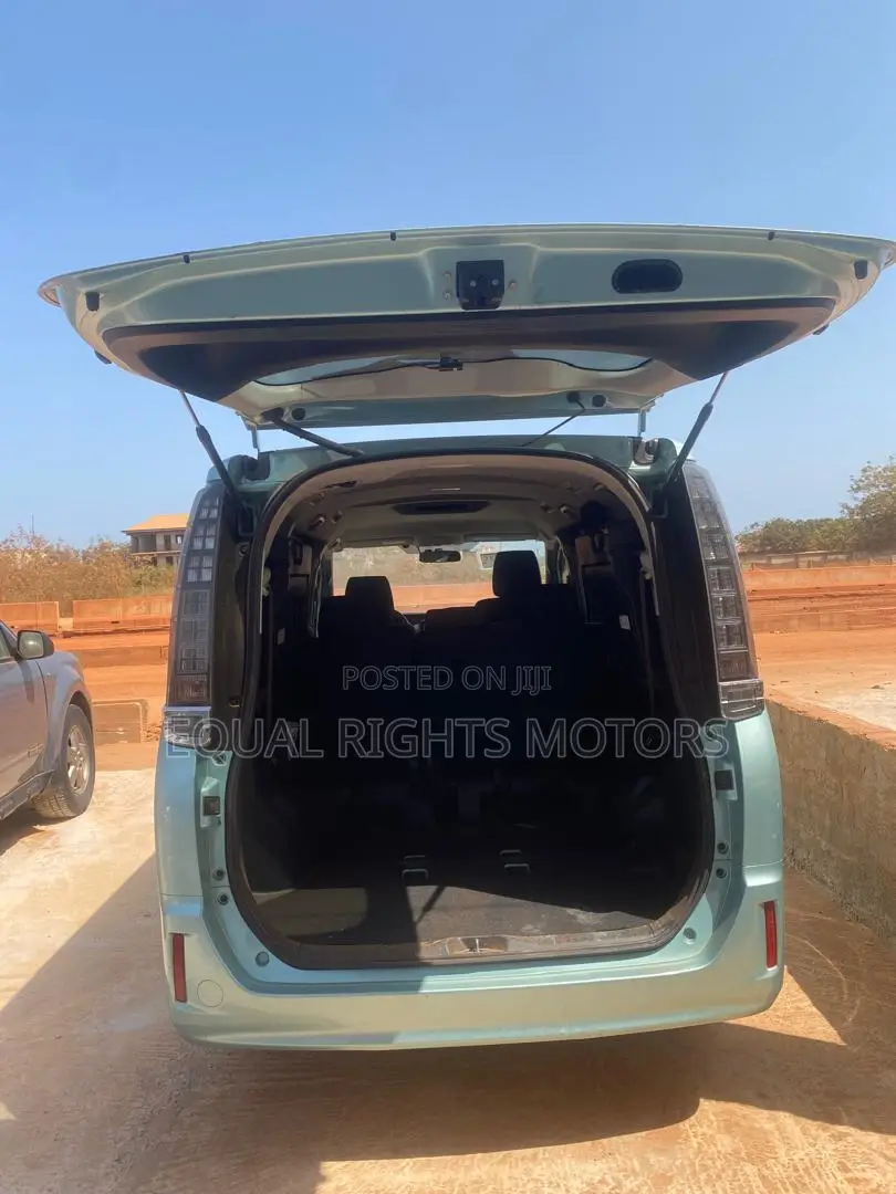 2014 Toyota Voxy 2.0L