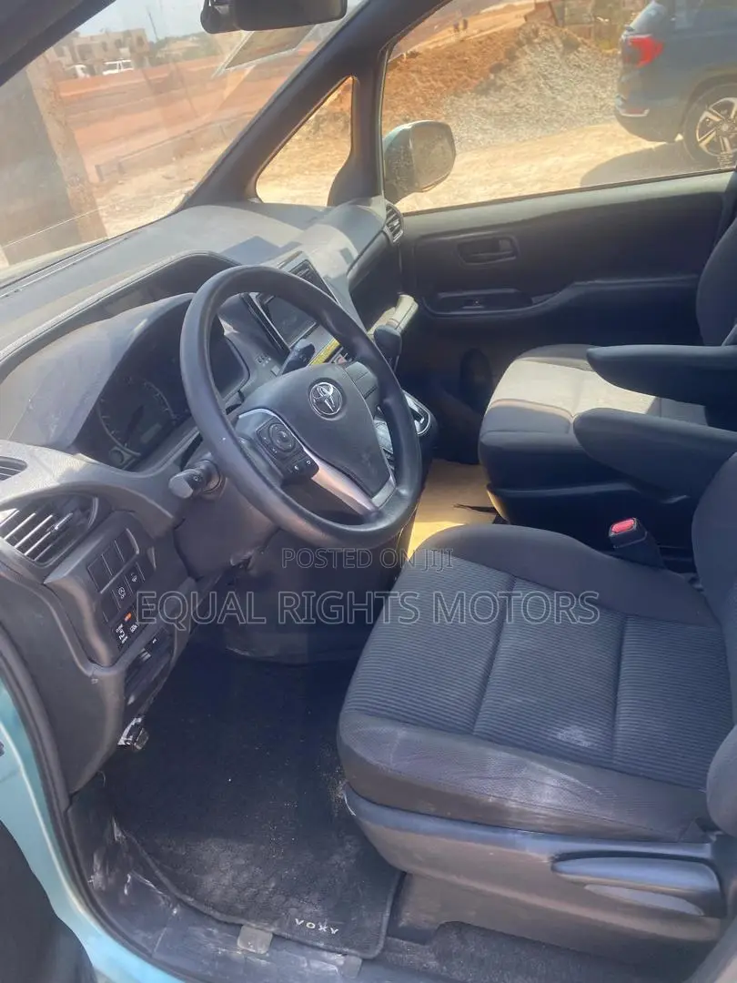 2014 Toyota Voxy 2.0L