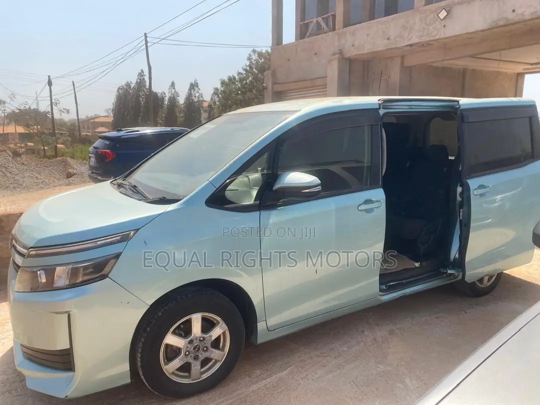 2014 Toyota Voxy 2.0L
