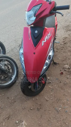 Suzuki EN125-2A 2011 Red