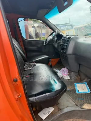 Toyota HiAce 2000 Orange