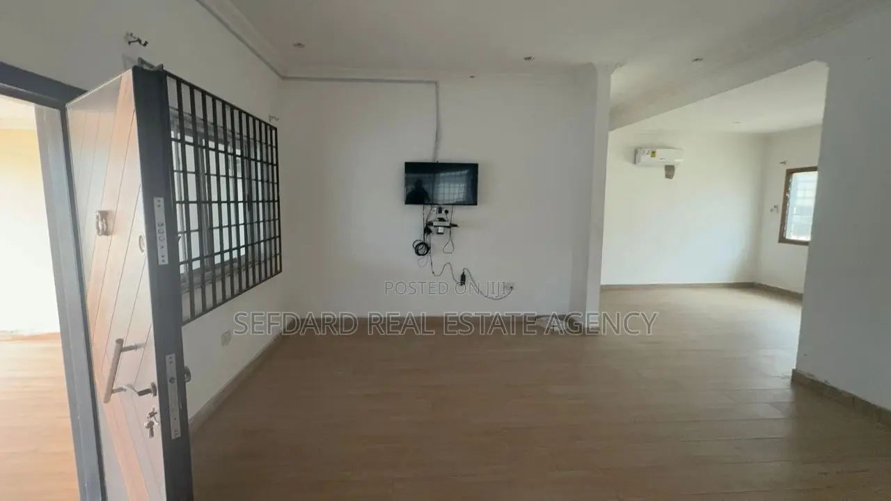 6bdrm House in Sefdard Properties, Achimota for sale