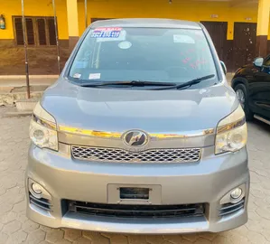 Toyota Voxy 2013 Silver
