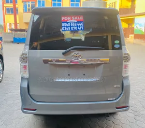 Toyota Voxy 2013 Silver